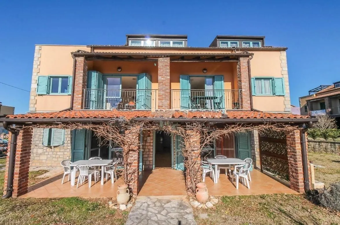 Apartment Bella Vista With Swimming Pool And Tennis Court